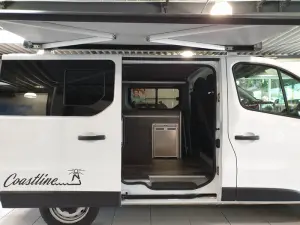 Fahrzeugumbau Renault Trafic Camper geöffnete Seitentür