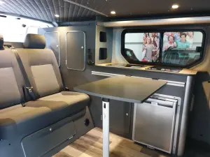 Fahrzeugumbau Renault Trafic Camper klappbarer Esstisch