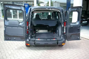 Fahrzeugumbau Rollstuhlumbau Dacia Dokker eingeklappte Rampe