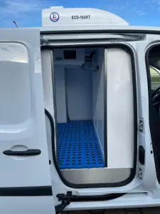 Fahrzeugumbau Renault Kangoo E-Tech Kühlfahrzeug Seitenansicht Kühlraum