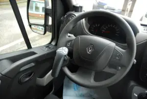 Fahrzeugumbau Renault Master Aktivfahrer Lenkrad mit extra Bedienfeld