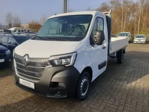 Fahrzeugumbau Renault Master Pritsche von vorn