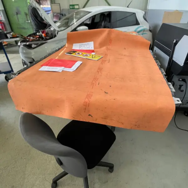 Batterie unter Sicherheitsdecke