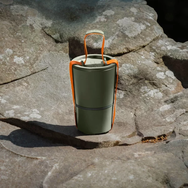 Dacia Lunchbox steht auf Stein