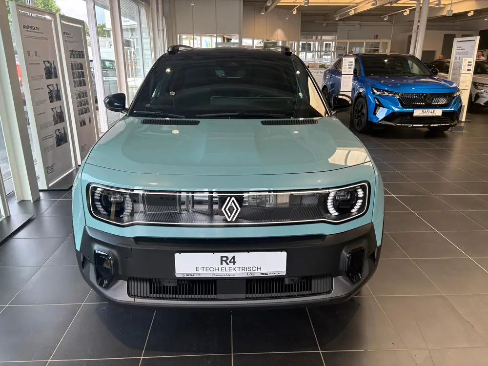 Renault R4 frontal Rafale im Hintergrund