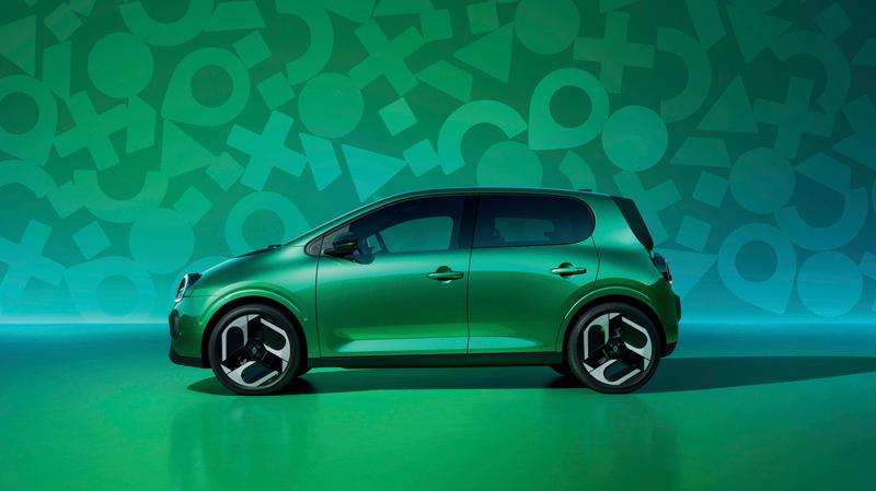 grüner Renault Twingo elektrisch seitlich