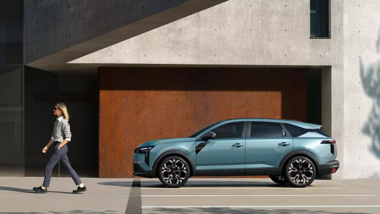 Dacia Striker seitlich mit Dame im Vordergrund