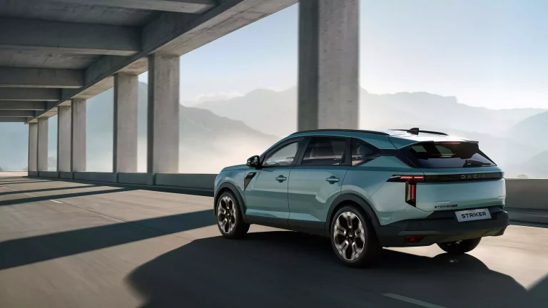 Dacia Striker von schräg hinten